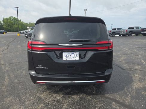 Used 2024 Chrysler Pacifica Touring-L FWD image 5