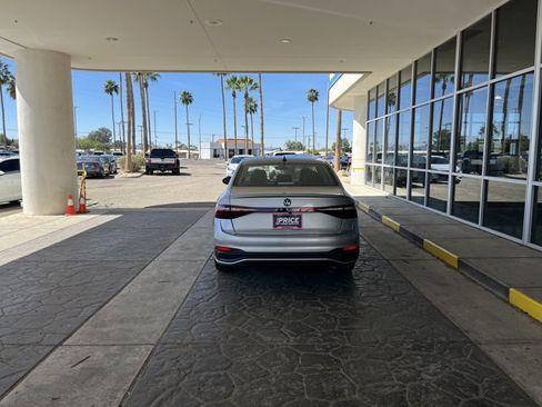 Used 2025 Volkswagen Jetta SE image 8