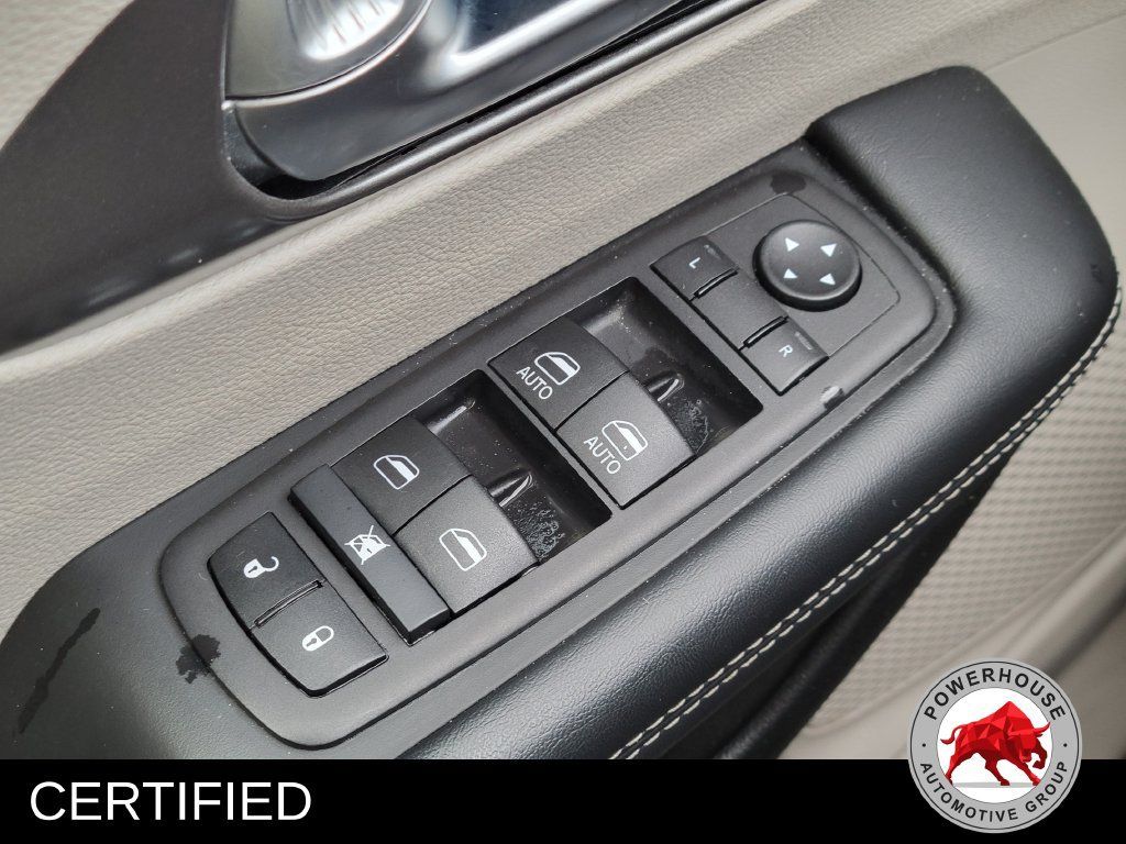 Used 2023 Chrysler Pacifica Touring-L FWD image 28