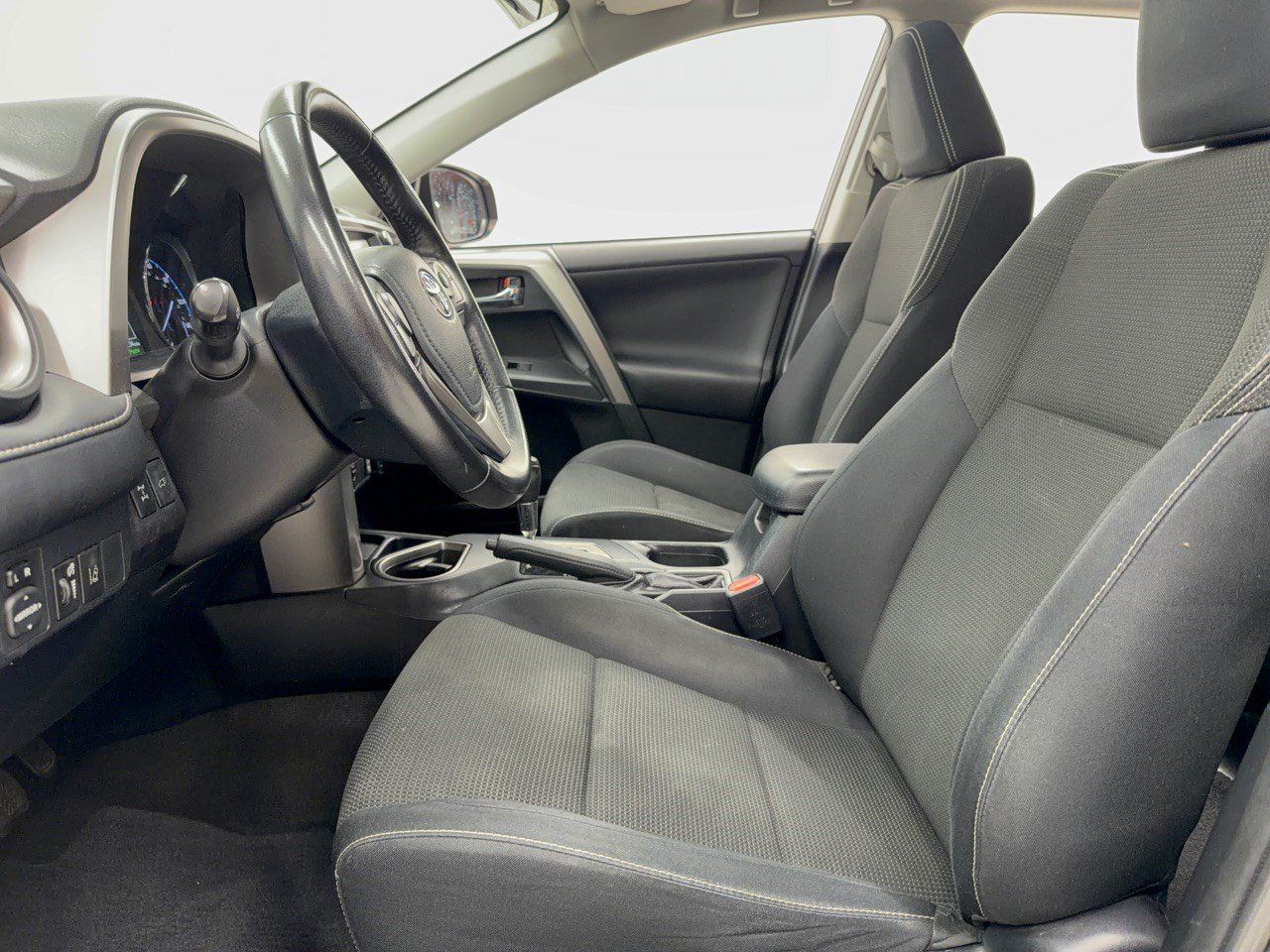 Used 2016 Toyota RAV4 XLE w/ Convenience Package AWD/4WD image 5
