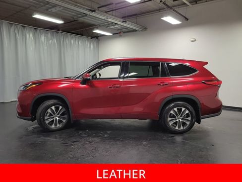 Used 2022 Toyota Highlander XLE AWD/4WD image 5