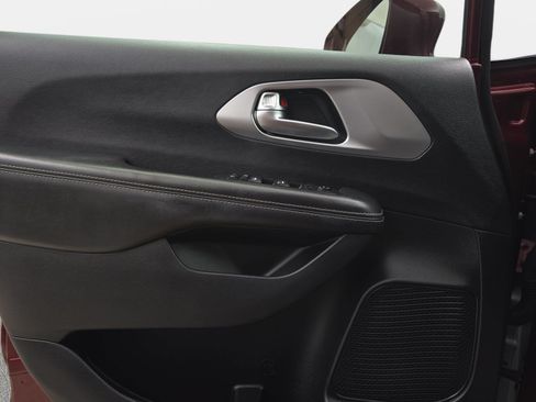 Used 2019 Chrysler Pacifica Touring-L w/ Advanced Safetytec Group FWD image 23
