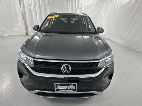 Used 2024 Volkswagen Taos SE w/ Panoramic Sunroof Package image 8