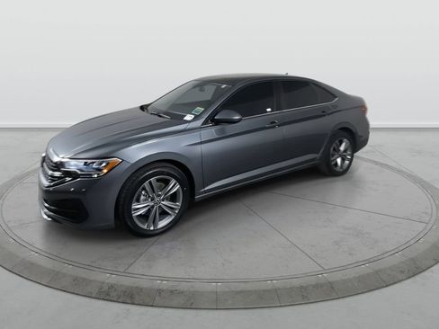 Used 2024 Volkswagen Jetta SE w/ Panoramic Sunroof Package FWD image 4