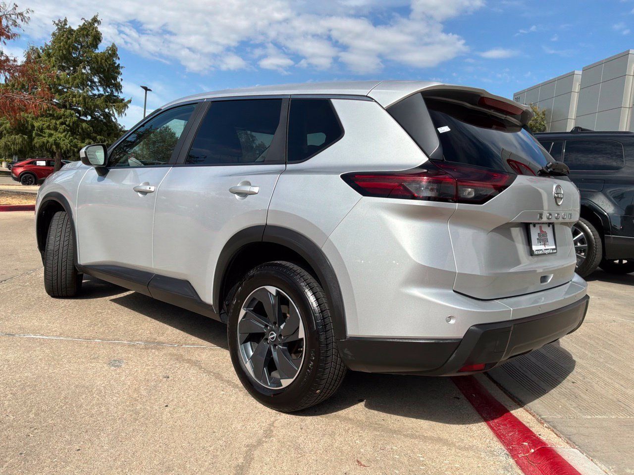 Used 2025 Nissan Rogue SV FWD image 8