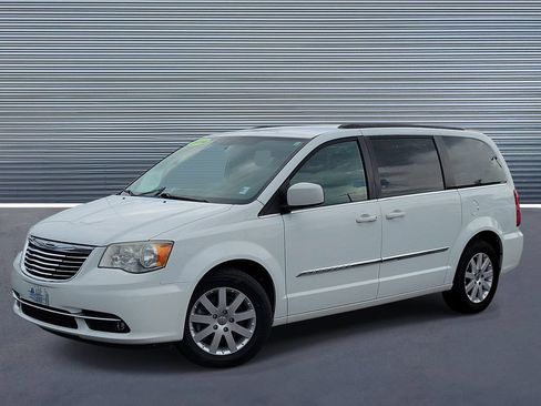 Used 2014 Chrysler Town & Country Touring FWD image 1