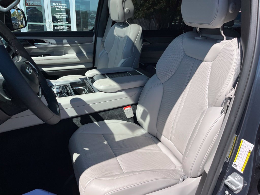 Used 2025 Jeep Wagoneer Series III w/ Premium Group I AWD/4WD image 5