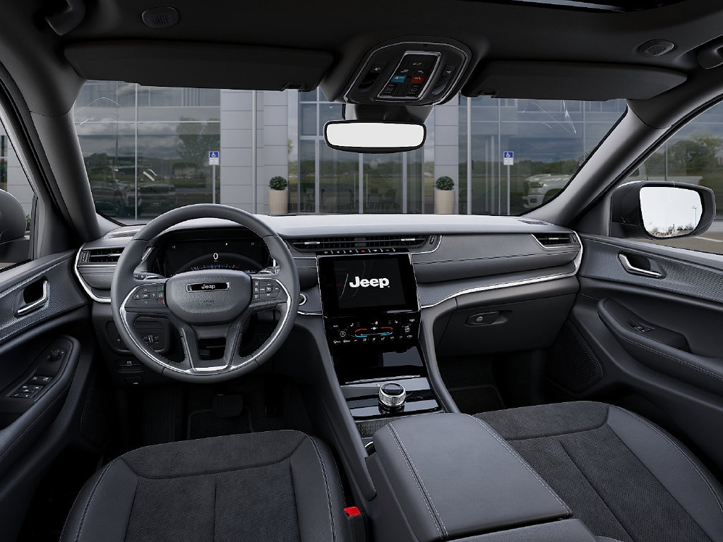 Used 2025 Jeep Grand Cherokee Altitude AWD/4WD image 14