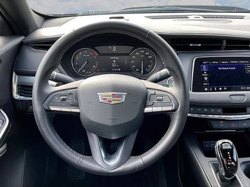 Used 2023 Cadillac XT4 Premium Luxury image 8