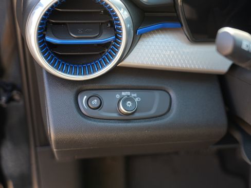 Used 2024 Chevrolet Trax LT w/ LT Convenience Package image 19