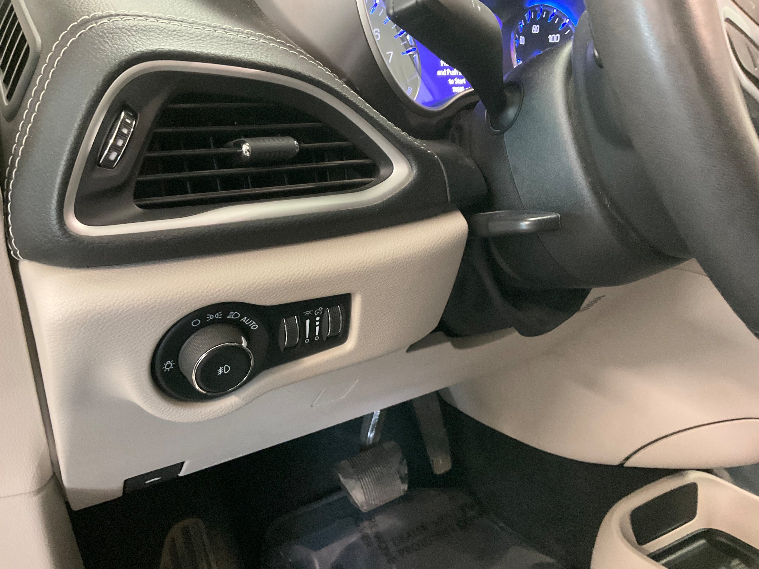 Used 2022 Chrysler Pacifica Touring-L FWD image 12