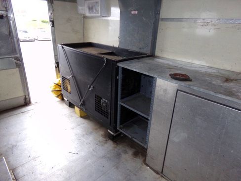 Used 2007 GMC Savana 3500 image 32