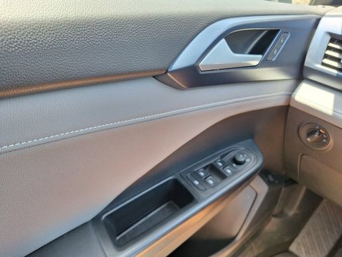 Certified 2024 Volkswagen Taos SE w/ Panoramic Sunroof Package FWD image 19
