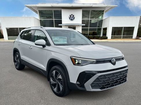 Used 2025 Volkswagen Taos SE AWD/4WD image 1