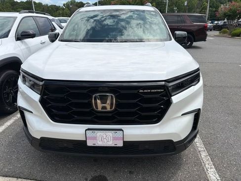 Used 2025 Honda Pilot Black Edition image 2