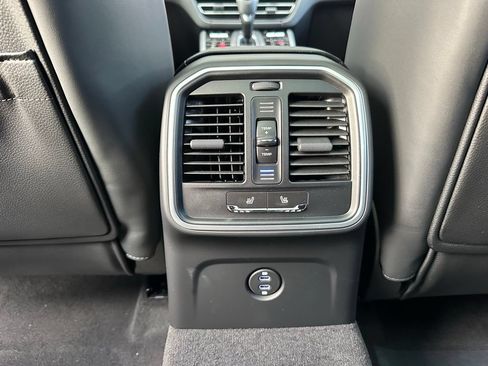 Used 2026 Porsche Macan AWD/4WD image 36