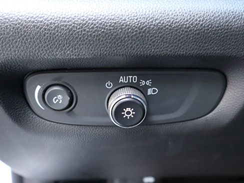 Used 2023 Chevrolet Traverse LT FWD image 18