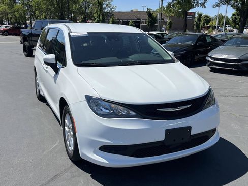 Used 2023 Chrysler Voyager LX FWD image 4