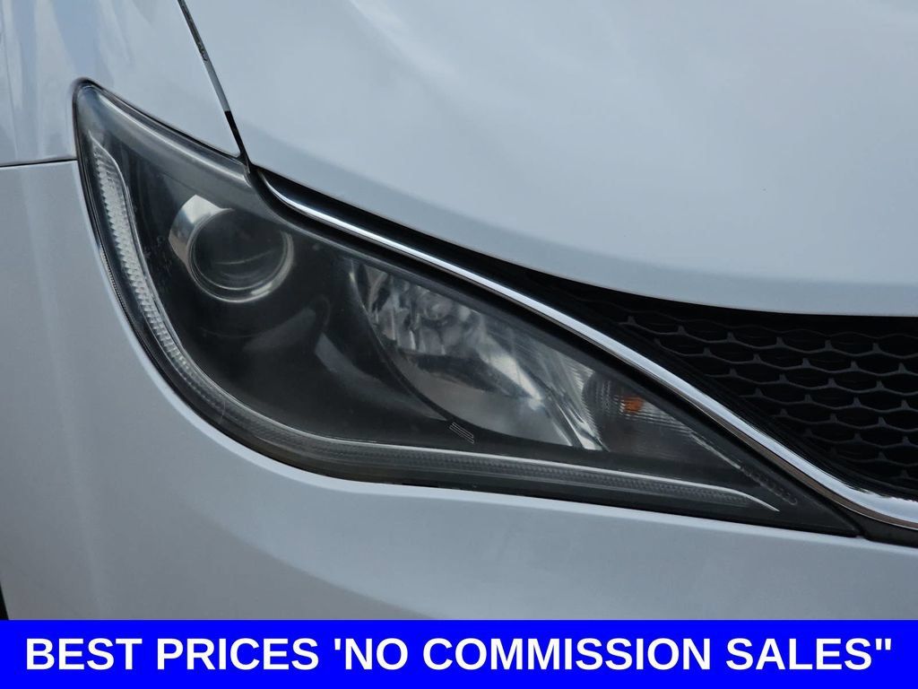 Used 2018 Chrysler Pacifica Touring-L FWD image 34