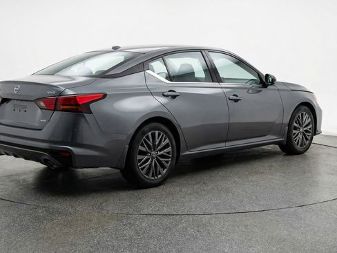 Used 2025 Nissan Altima 2.5 SV FWD image 9