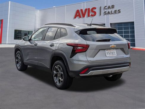 Used 2025 Chevrolet Trax LT w/ LT Convenience Package image 9