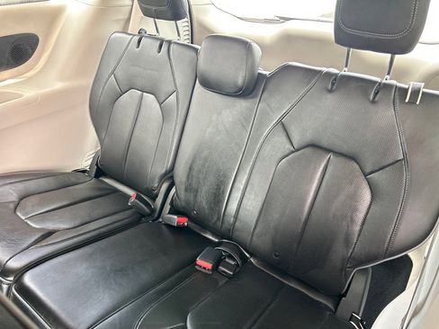 Used 2020 Chrysler Pacifica Limited image 10