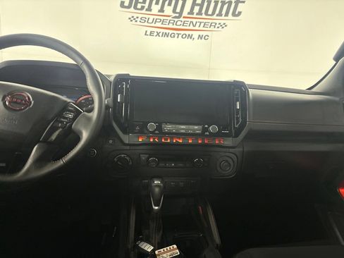 Used 2025 Nissan Frontier PRO-4X AWD/4WD image 23