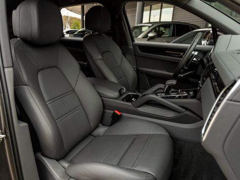 Used 2023 Porsche Cayenne image 45