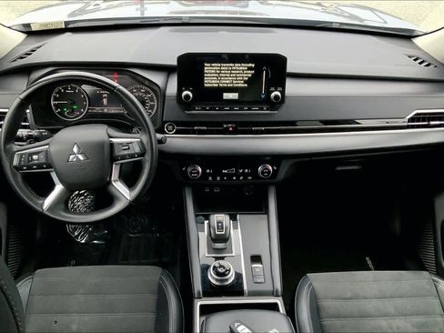 Used 2024 Mitsubishi Outlander SE image 14