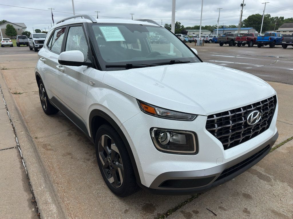Used 2025 Hyundai Venue SEL FWD image 2