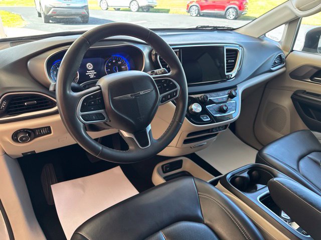 Used 2023 Chrysler Pacifica Touring-L FWD image 14