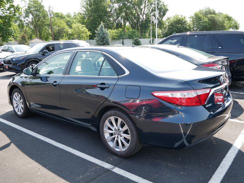 Used 2017 Toyota Camry XLE w/ Moonroof Package FWD image 3