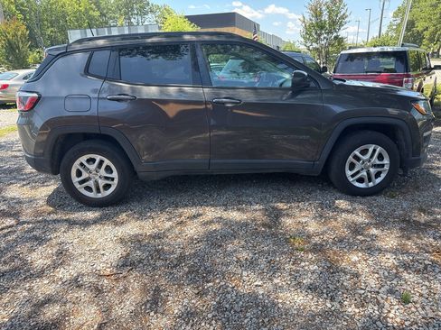 Used 2018 Jeep Compass Sport w/ Tech Group FWD image 2