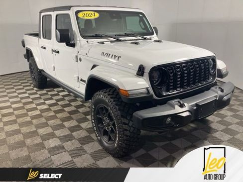 Used 2024 Jeep Gladiator Sport image 3