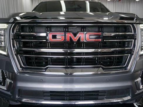 Used 2022 GMC Yukon SLT w/ SLT Premium Package image 3