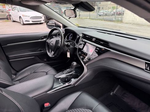 Used 2020 Toyota Camry SE FWD image 8