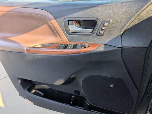 Used 2018 Toyota Sienna Limited Premium FWD image 16