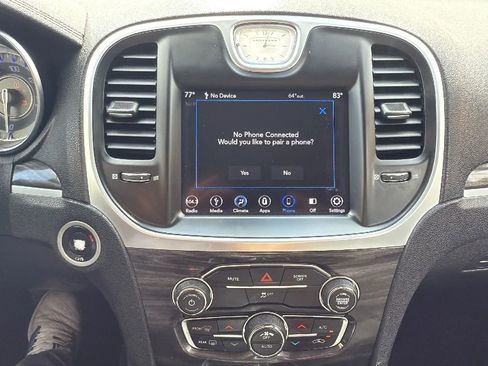 Used 2019 Chrysler 300 Touring w/ Chrome Appearance Package image 17