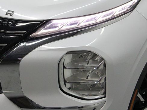 Used 2023 Mitsubishi Outlander SE image 2