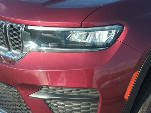Used 2024 Jeep Grand Cherokee Laredo X image 9
