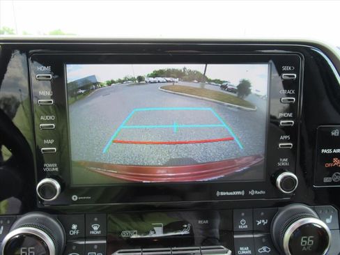 Used 2022 Toyota Highlander XLE AWD/4WD image 29