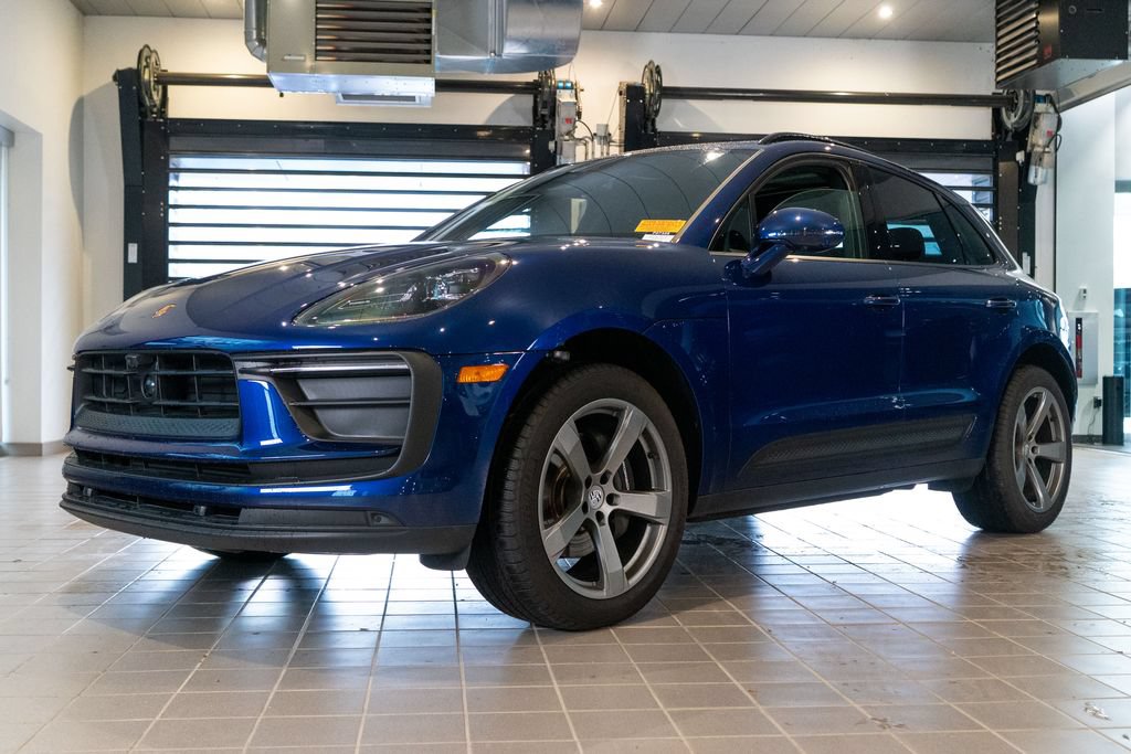 Certified 2025 Porsche Macan AWD/4WD image 1