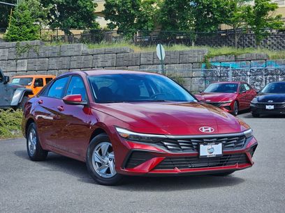 New 2025 Hyundai Elantra SE