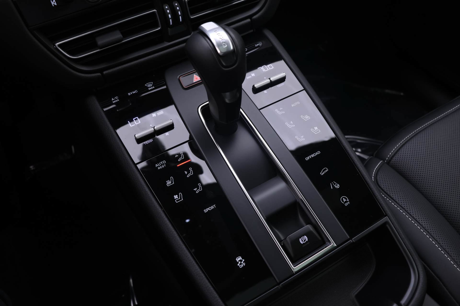 Used 2025 Porsche Macan AWD/4WD image 24