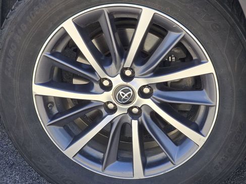 Used 2019 Toyota Highlander XLE AWD/4WD image 9