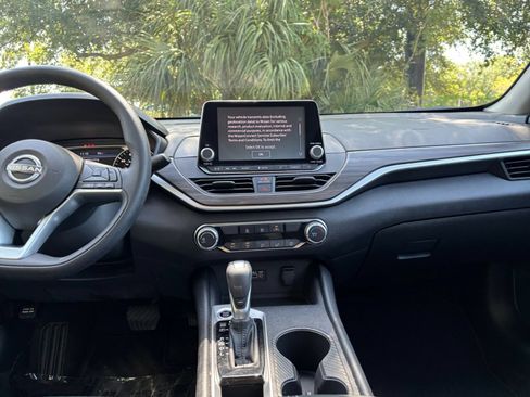 Used 2025 Nissan Altima 2.5 SV FWD image 17