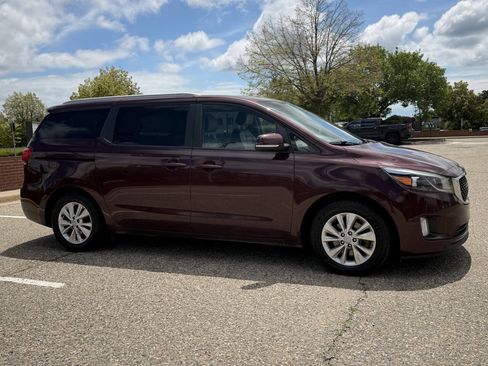 Used 2017 Kia Sedona LX w/ LX Essentials Premium Package FWD image 7