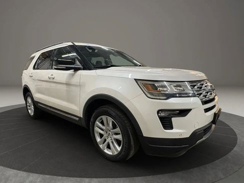 Used 2018 Ford Explorer XLT w/ Equipment Group 202A image 2