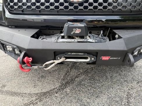 Used 2017 Toyota Tundra 4x4 CrewMax image 9
