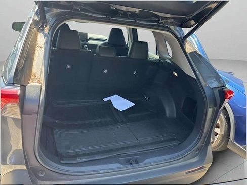 Used 2022 Toyota RAV4 XLE Premium image 23